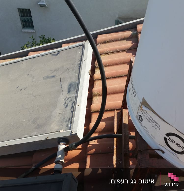 קולטי שמש ודוד על גג רעפים אדום